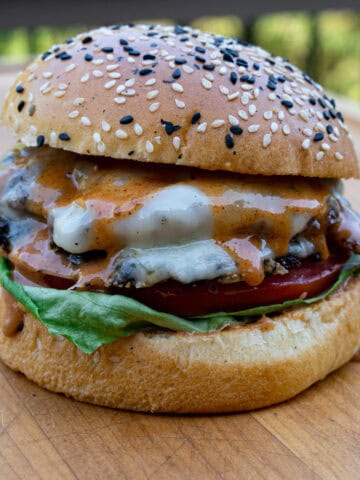 Burger with homemade smashburger sauce recipe