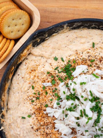 Cajun crab dip with a serving of butter crackers