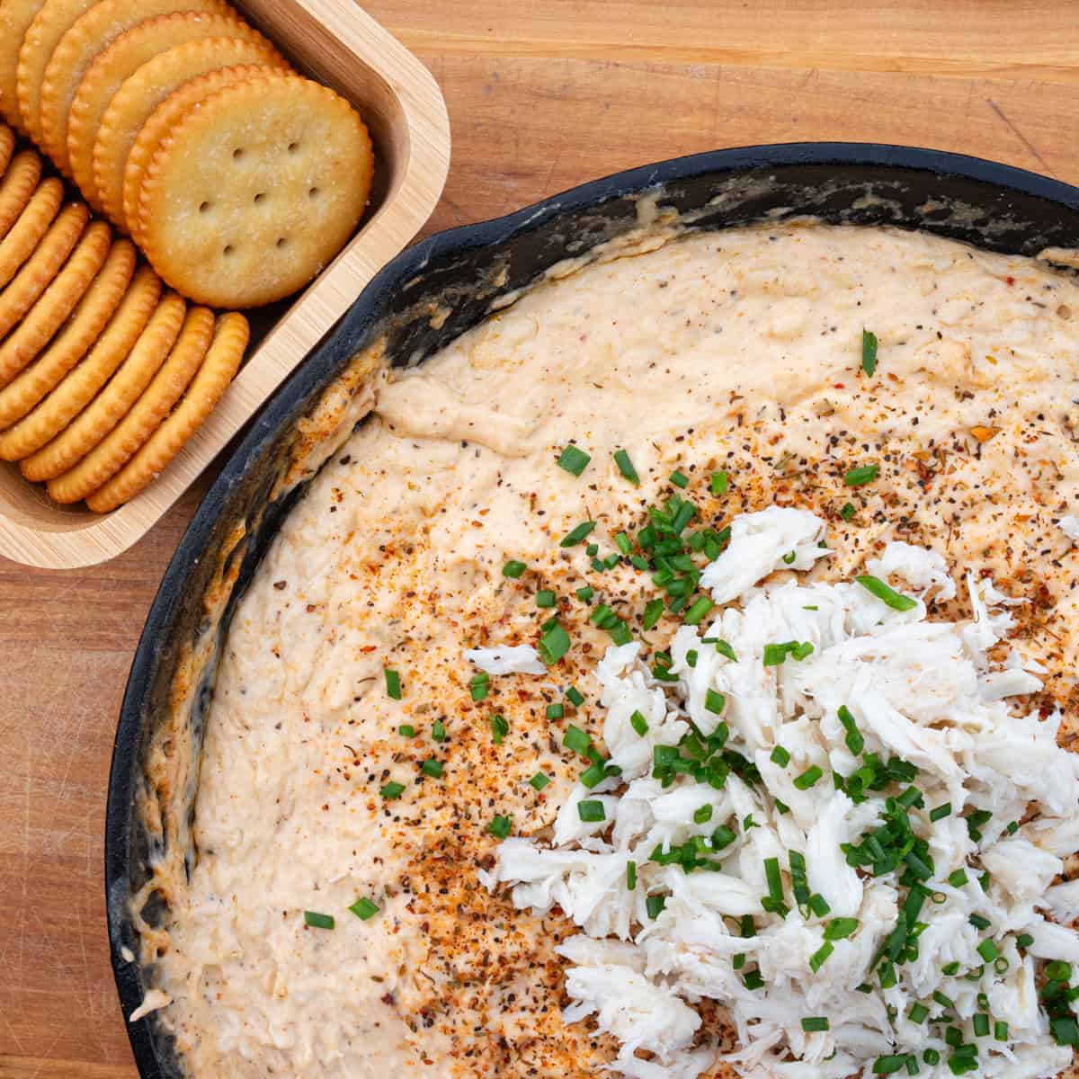 Cajun crab dip with a serving of butter crackers